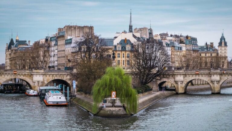 Top 10 Things to do in Paris Pont Neuf Bridge in Paris