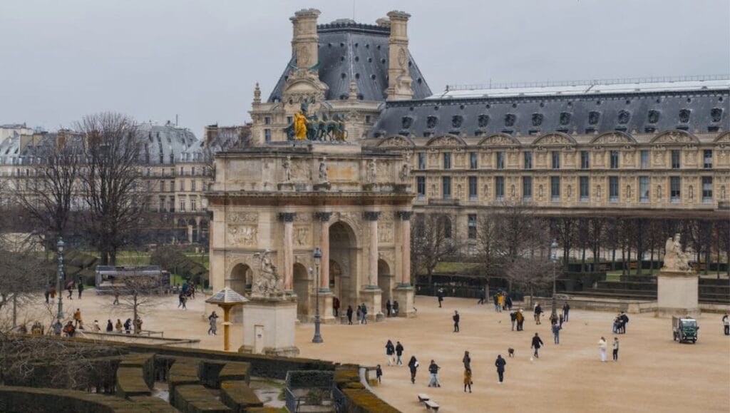 France Retirement Scorecards for Retirees - Arches in the Square in Paris, France